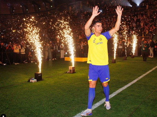Cristiano Ronaldo foi para Arábia recebendo o maior salário do futebol mundial