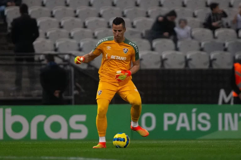 Goleiro Fábio teve que aprender a jogar com os pés para se adaptar ao esquema de jogo do treinador Fernando Diniz